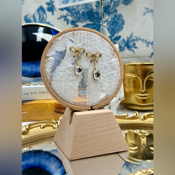 🆕 OSCAR DE LA RENTA 🧿 NWOT Sparkle & Dangling Bow Earrings - Picture 5 of 16